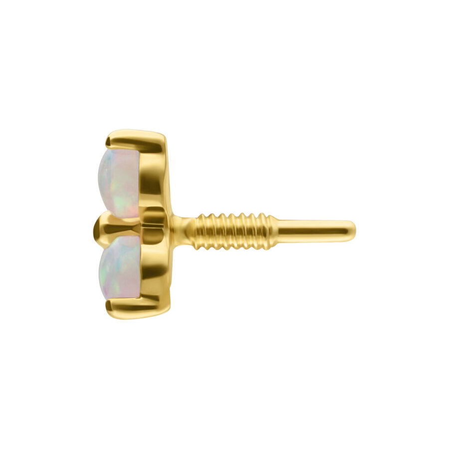 Attacco in oro 14K con tre opali sintetici su sfondo bianco