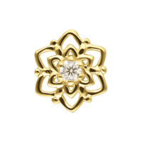 Accessorio in oro a forma di fiore con moissanite su sfondo bianco