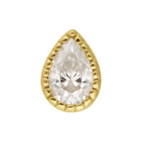 Cristallo di moissanite a forma di goccia incastonato in oro 14K su sfondo bianco