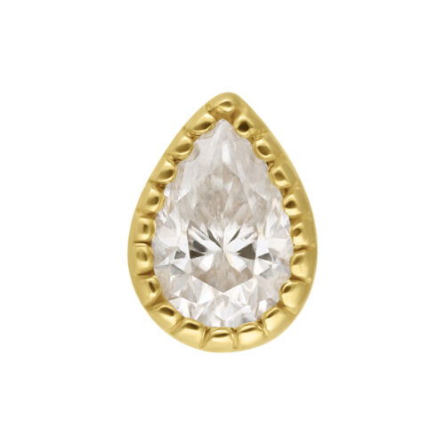 Cristallo di moissanite a forma di goccia incastonato in oro 14K su sfondo bianco