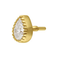Goccia in oro con moissanite su sfondo bianco