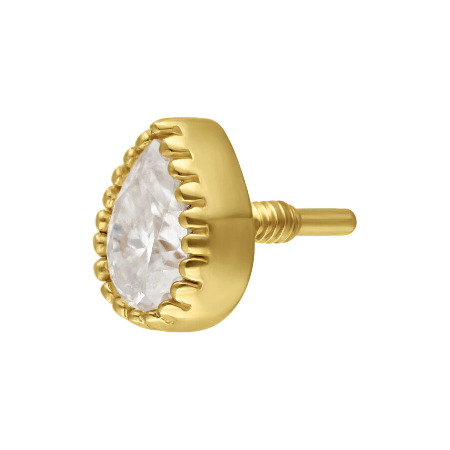 Goccia in oro con moissanite su sfondo bianco