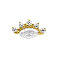 Attacco in oro 14K con pietre di moissanite su sfondo bianco