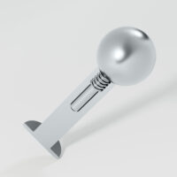 Labret in titanio argento con filettatura interna su sfondo bianco