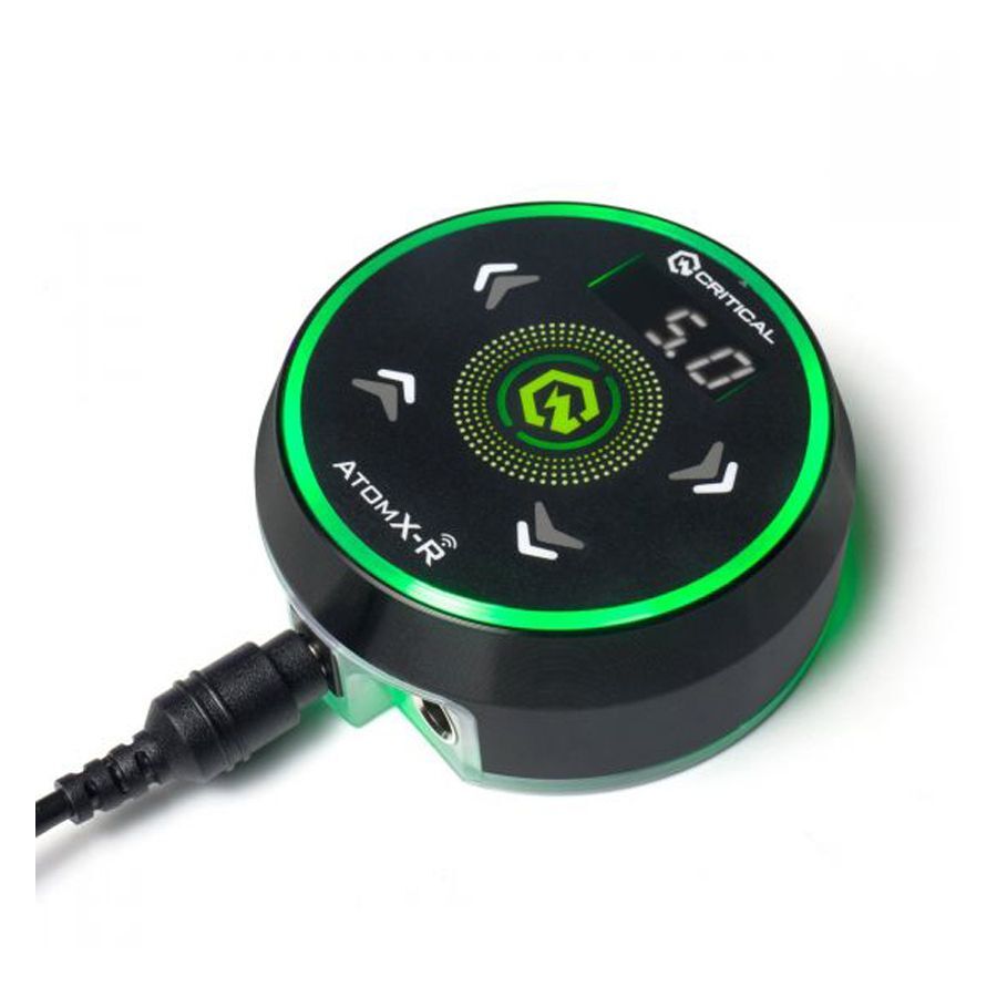 Alimentatore Critical Atomxr nero rotondo con display LED verde su sfondo bianco