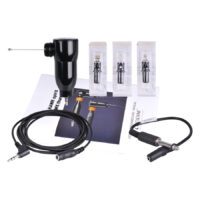 Macchinetta per tatuaggi HAWK Spirit nera con cavo e accessori su sfondo bianco