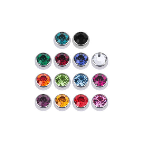 Sfere sfaccettate in argento con cristalli neri, chiari, blu e fucsia su sfondo bianco