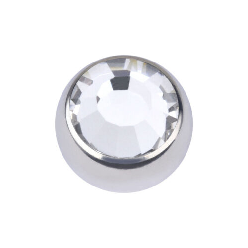 Sfera argentata con pietra cristallina sfaccettata su sfondo bianco