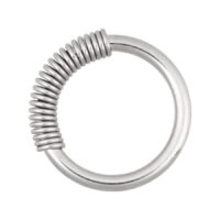 Anello Cobra Coil in Argento in Acciaio Chirurgico Anello Cobra Coil in argento in acciaio chirurgico con design a spirale su sfondo bianco