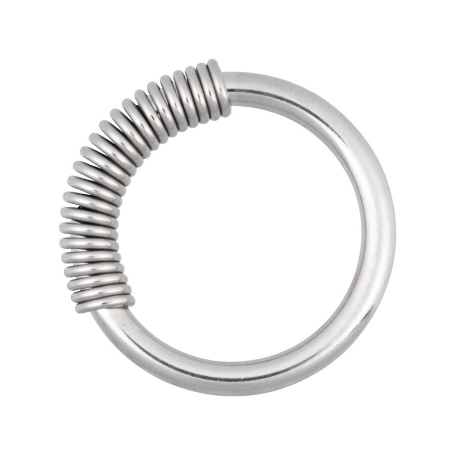 Anello Cobra Coil in Argento in Acciaio Chirurgico Anello Cobra Coil in argento in acciaio chirurgico con design a spirale su sfondo bianco