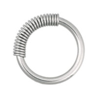 Anello Cobra Coil in acciaio chirurgico, 16 mm Anello Cobra Coil in acciaio chirurgico argentato con superficie ondulata su sfondo bianco