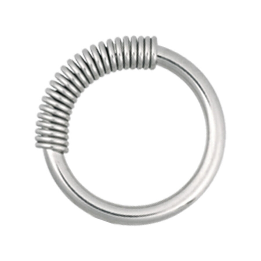 Anello Cobra Coil in acciaio chirurgico, 16 mm Anello Cobra Coil in acciaio chirurgico argentato con superficie ondulata su sfondo bianco
