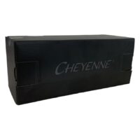 Scatola di cartone nera con logo Cheyenne, fotografata di lato