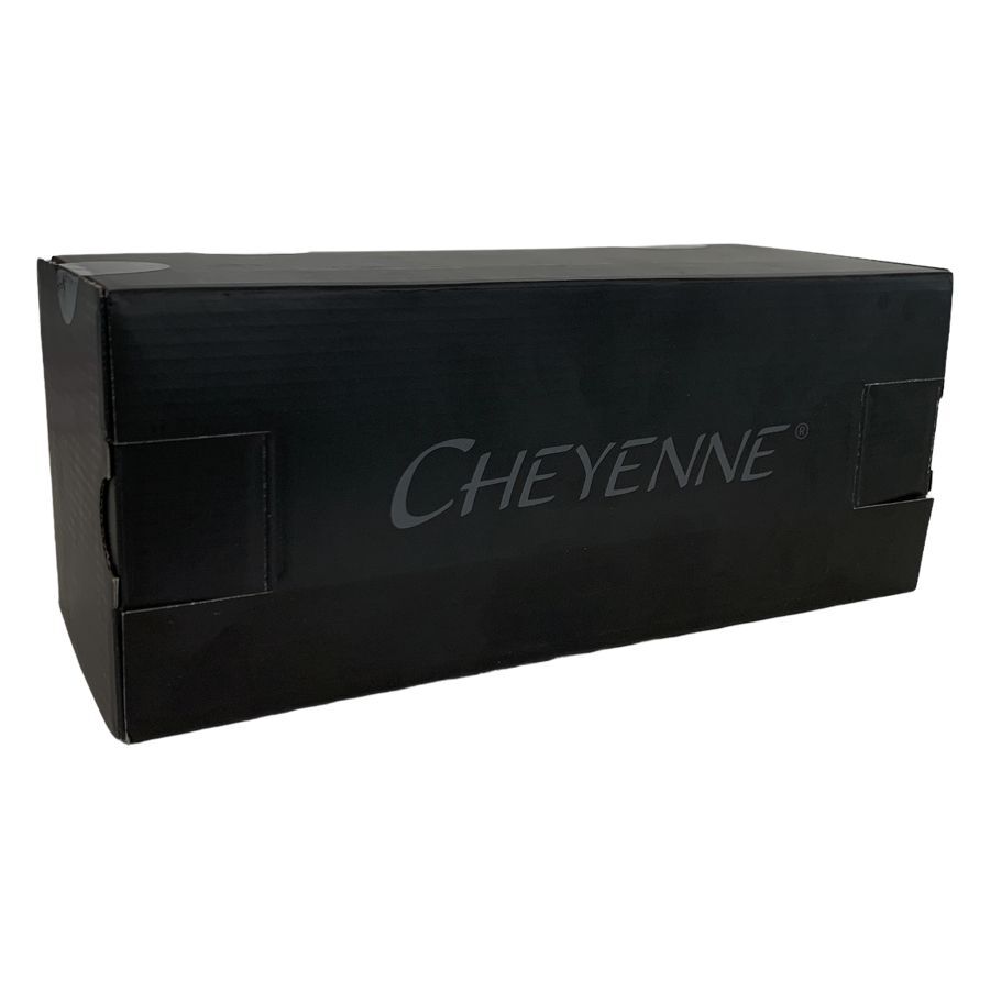 Scatola di cartone nera con logo Cheyenne, fotografata di lato