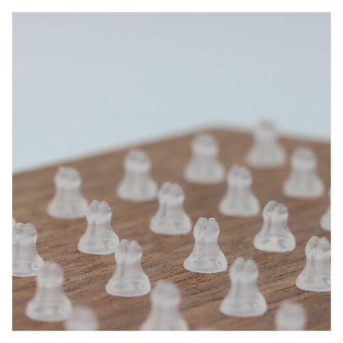 Clip trasparenti in bioplastica su sfondo di legno, spessore 0,8 mm