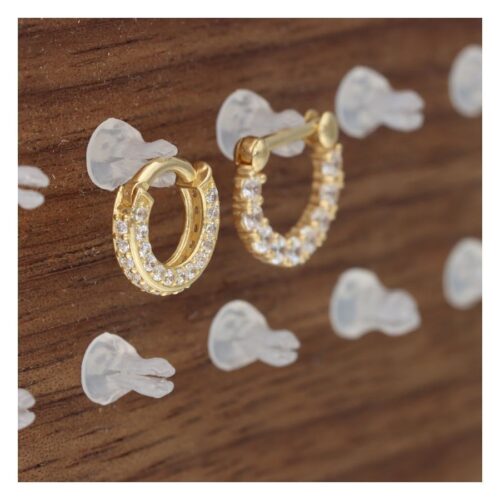 Clip dorato su un display in legno con materiale PTFE su sfondo semplice