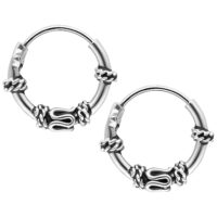 Due orecchini a cerchio in argento con nodi decorativi su sfondo bianco