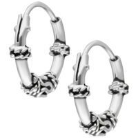 Orecchini a cerchio in argento con nodi decorativi su sfondo bianco