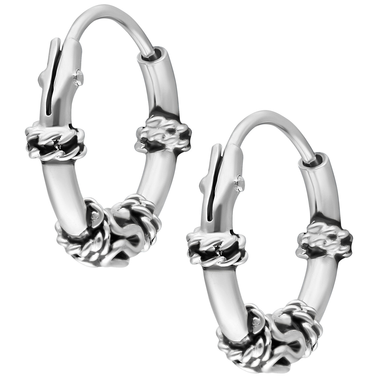 Orecchini a cerchio in argento con nodi decorativi su sfondo bianco