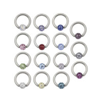 Anello clip in titanio argentato con diverse sfere di cristallo colorate, su sfondo bianco