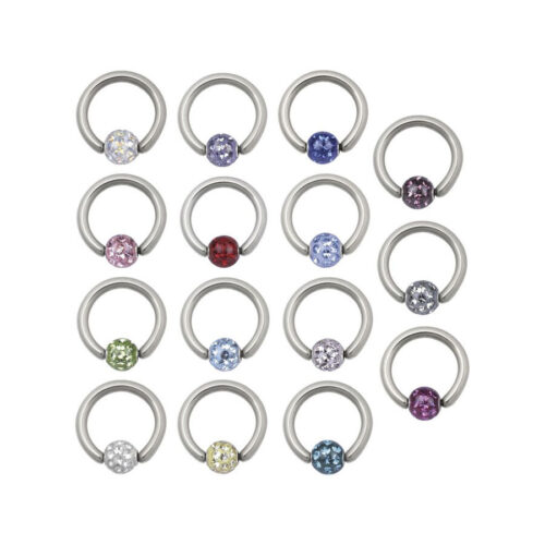 Anello clip in titanio argentato con diverse sfere di cristallo colorate, su sfondo bianco
