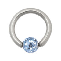 Anello clip in argento con sfera di cristallo azzurro chiaro su sfondo bianco