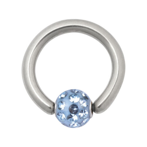 Anello clip in argento con sfera di cristallo azzurro chiaro su sfondo bianco
