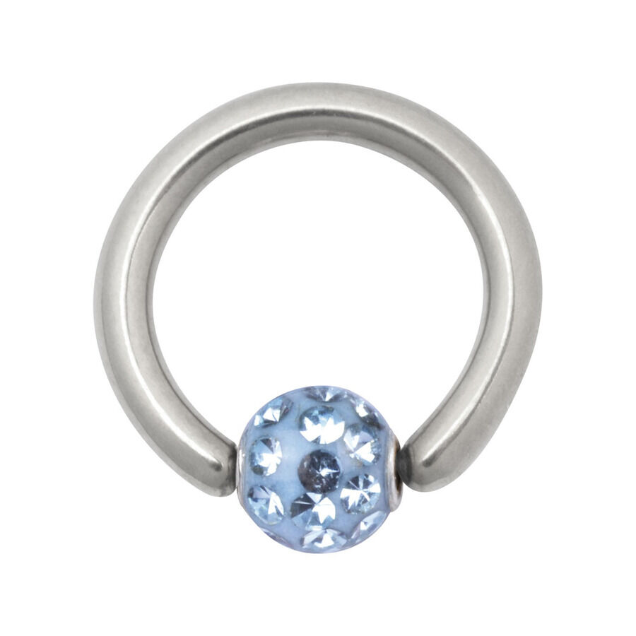 Anello clip in argento con sfera di cristallo azzurro chiaro su sfondo bianco