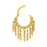 Piercing dorato con pendenti a catena su sfondo bianco