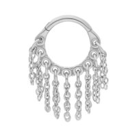 Clicker piercing in argento con pendenti a catena su sfondo bianco