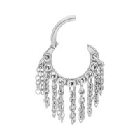 Anello piercing in argento con catene pendenti su sfondo bianco