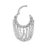 Anello piercing in argento con catene intrecciate su sfondo bianco