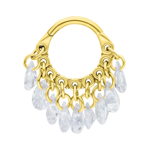 Anello piercing dorato con pendenti di cristallo chiaro su sfondo bianco