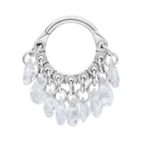 Hinged Ring in argento con cristalli trasparenti pendenti su sfondo bianco