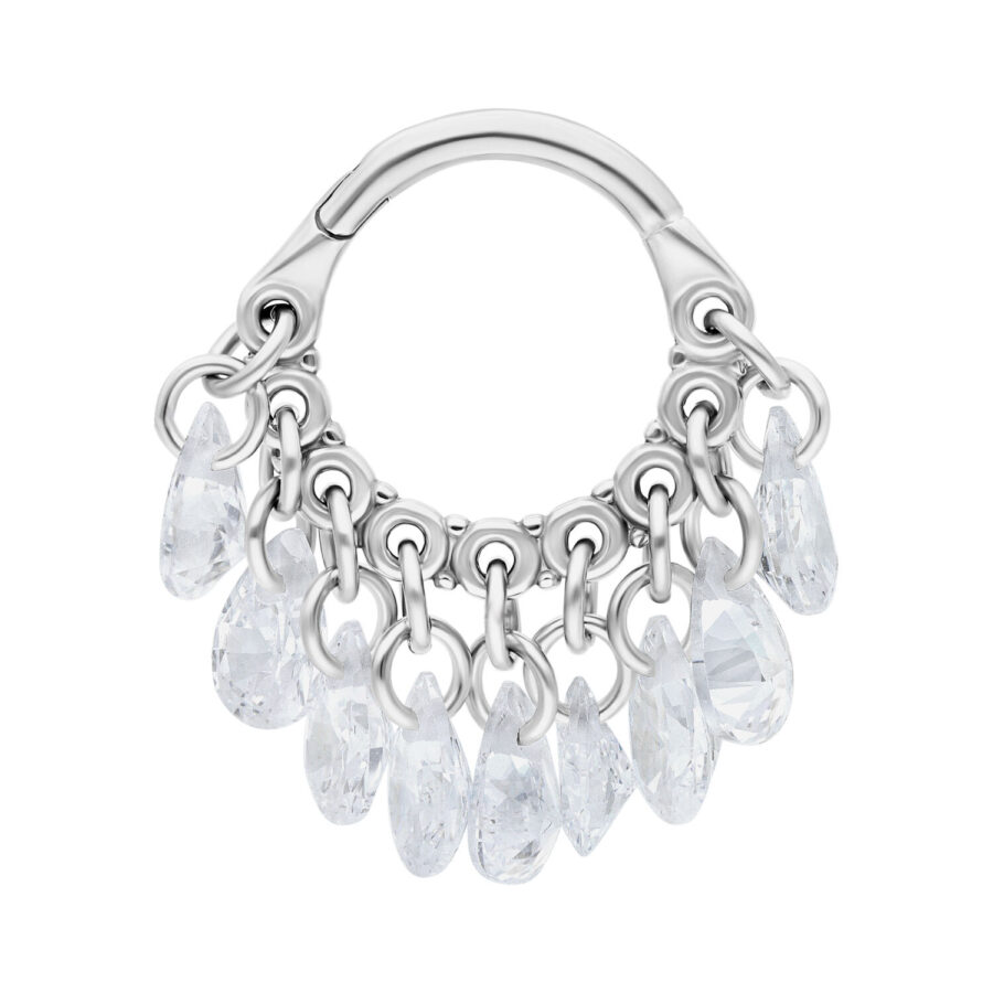 Hinged Ring in argento con cristalli trasparenti pendenti su sfondo bianco