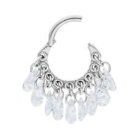 Anello piercing argento con ciondoli di cristallo scintillanti su sfondo bianco