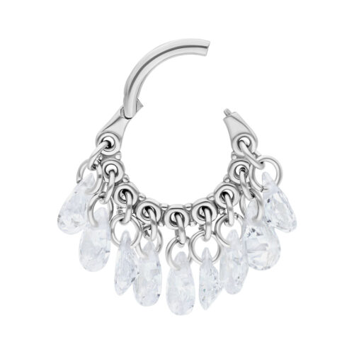 Anello piercing argento con ciondoli di cristallo scintillanti su sfondo bianco