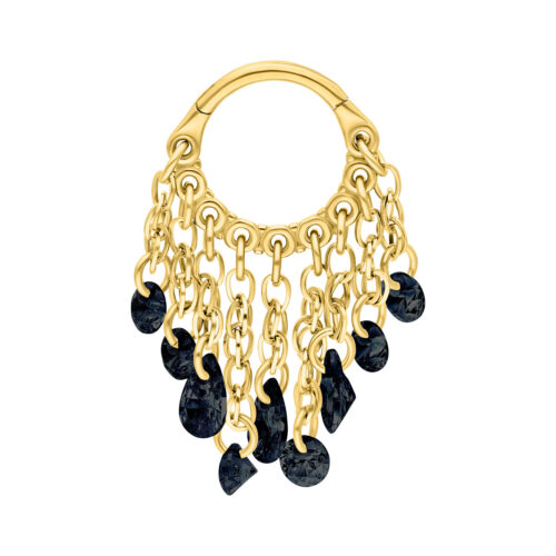 Anello in metallo dorato con cristalli neri pendenti su sfondo bianco