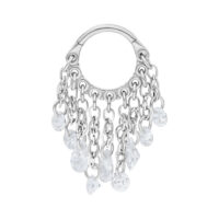 Clicker in argento con cristalli chiari pendenti su sfondo bianco