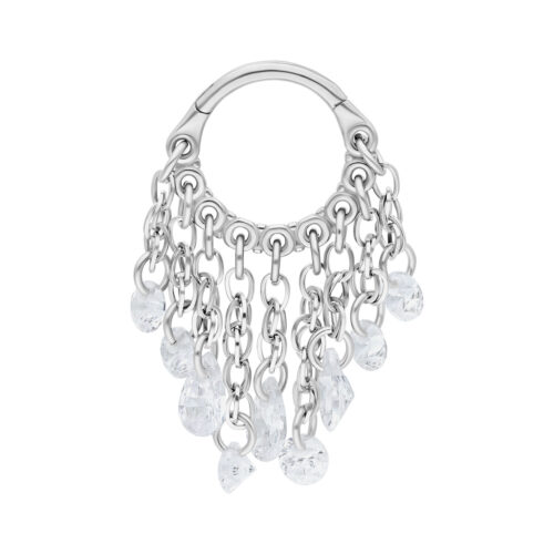 Clicker in argento con cristalli chiari pendenti su sfondo bianco