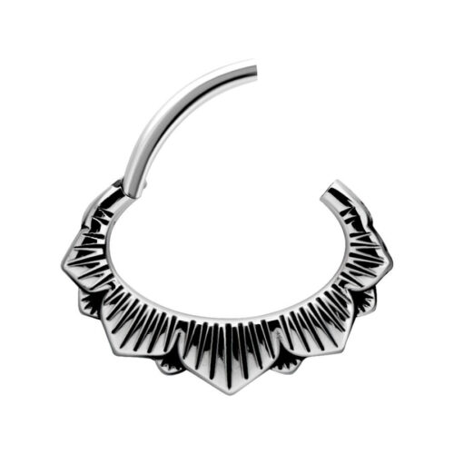 Clicker floreale incernierato argentato con dettagli floreali su sfondo bianco