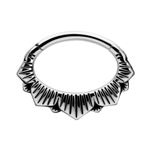 Clicker septum in argento con design floreale su sfondo bianco