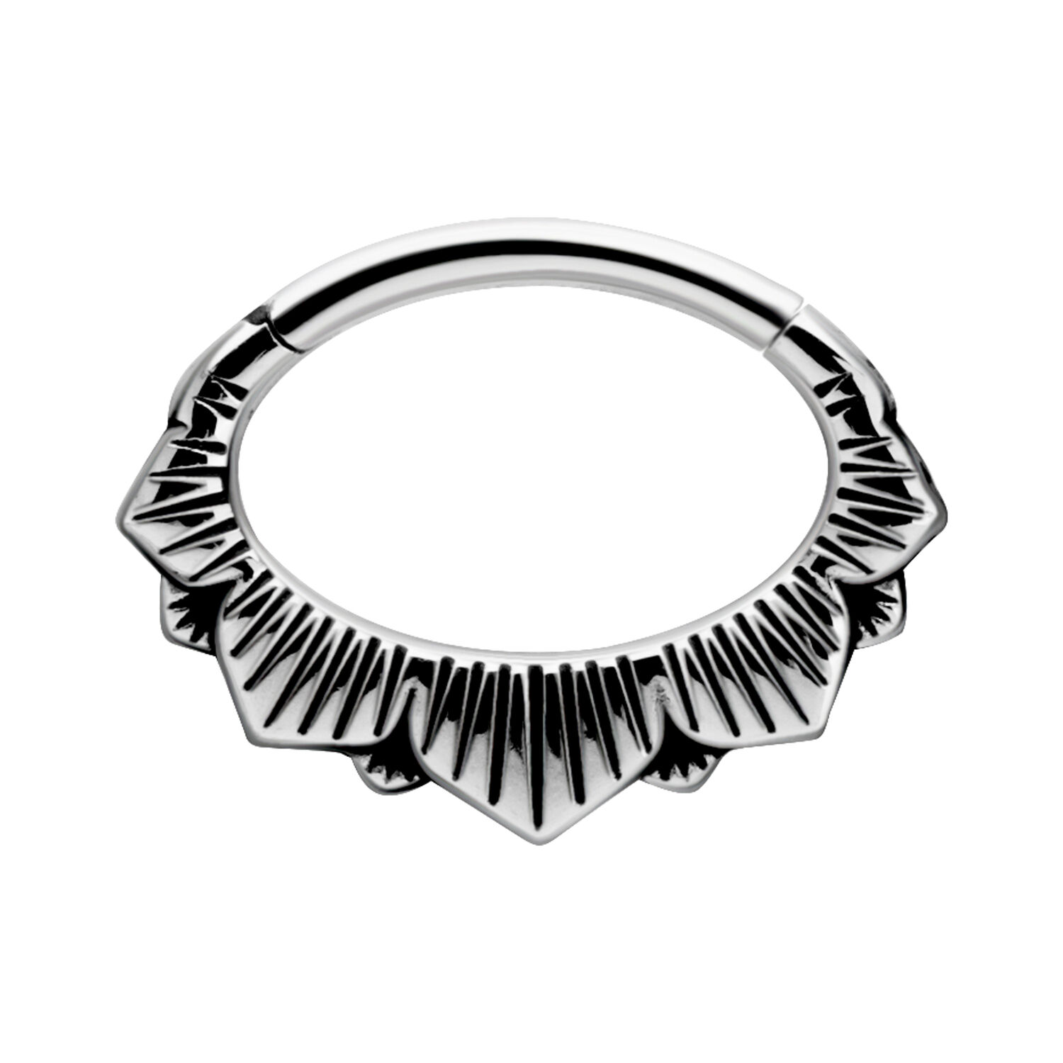 Clicker septum in argento con design floreale su sfondo bianco