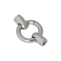 Accessorio per piercing color argento a forma di anello con filettatura interna su sfondo bianco