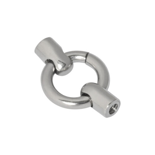 Accessorio per piercing color argento a forma di anello con filettatura interna su sfondo bianco