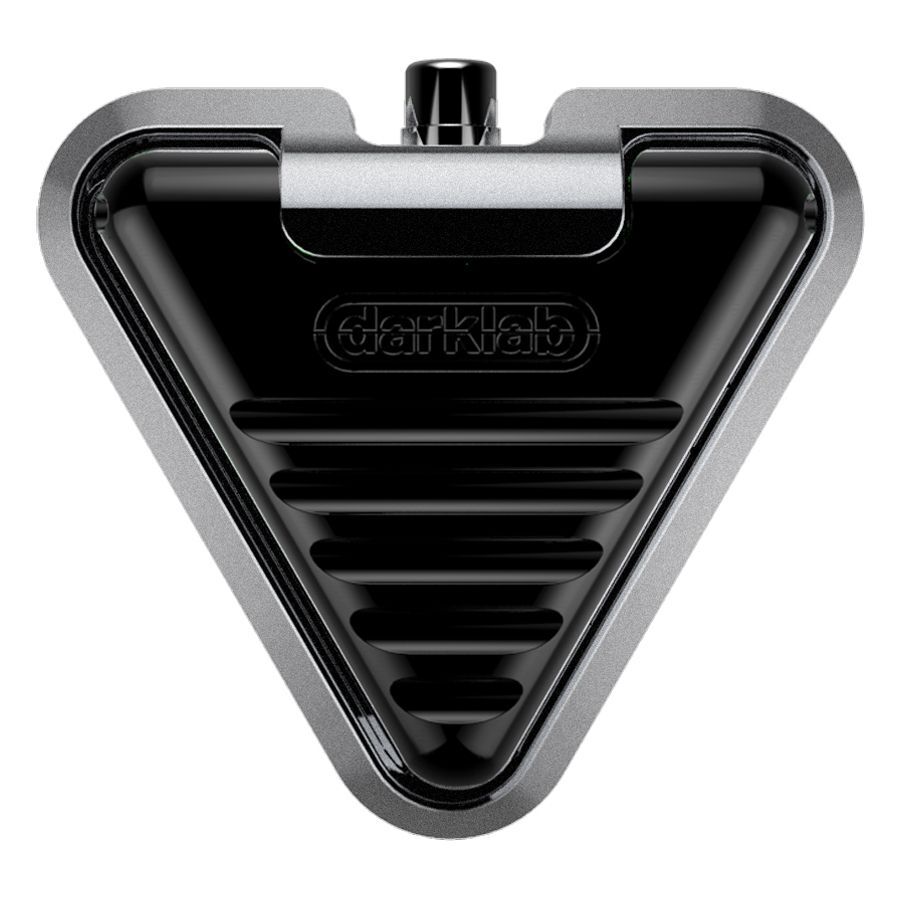 Delta Footswitch nero in alluminio su sfondo bianco