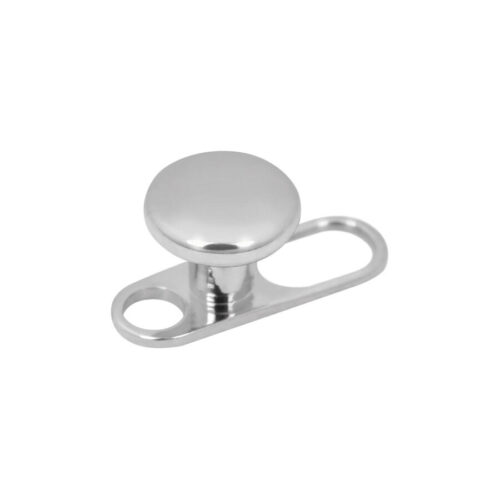 Piercing in titanio argento con 2 fori su sfondo bianco