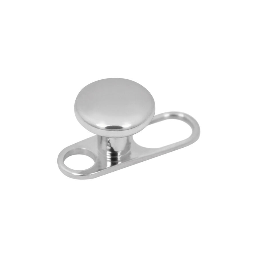 Piercing in titanio argento con 2 fori su sfondo bianco