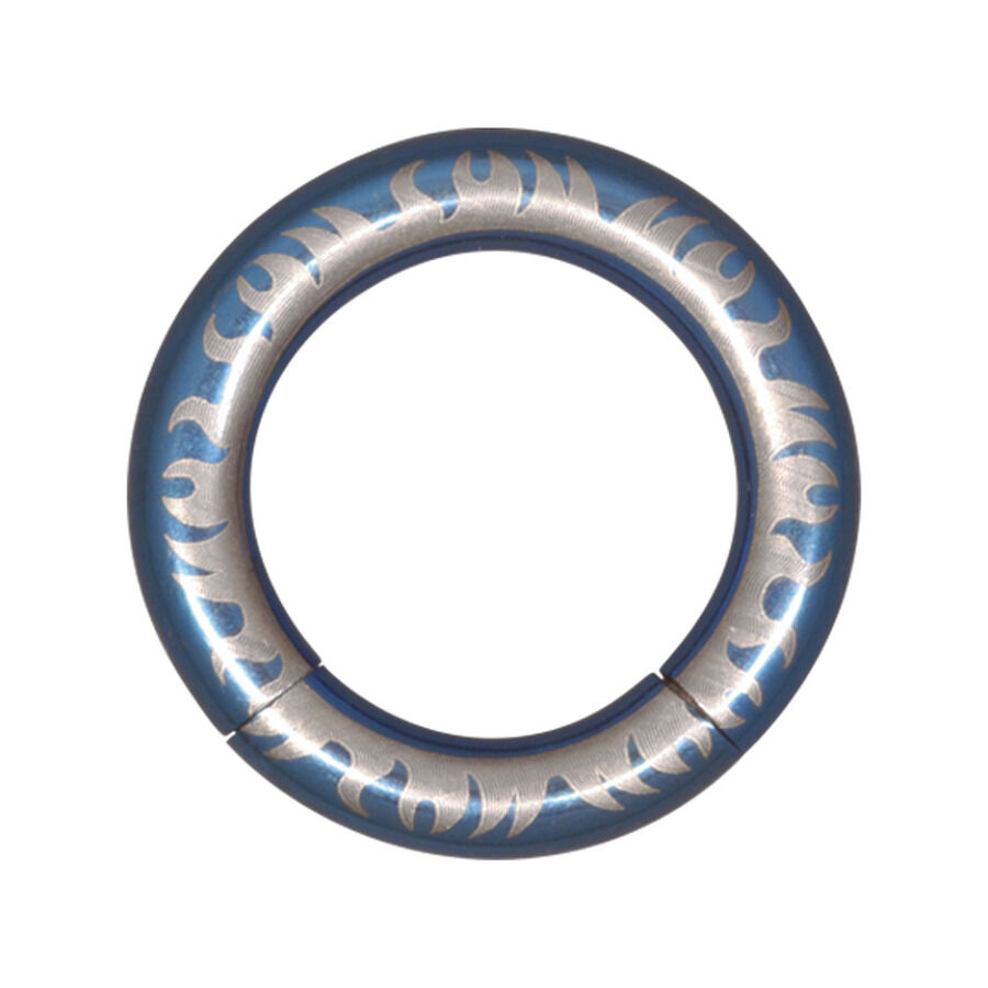 Anello segmentato blu con fiamme in acciaio chirurgico Anello segmentato argentato con fiamme blu su sfondo bianco