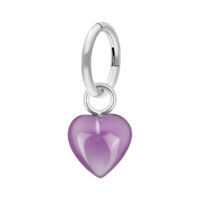 Anello piercing a cuore viola in acciaio chirurgico su sfondo bianco